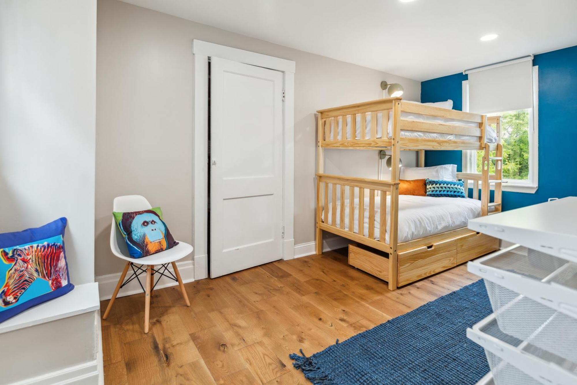 Charming Remodeled 3-br Near Attractions *