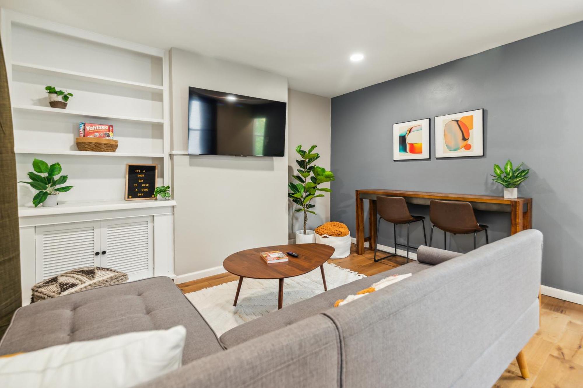 Charming Remodeled 3-br Near Attractions