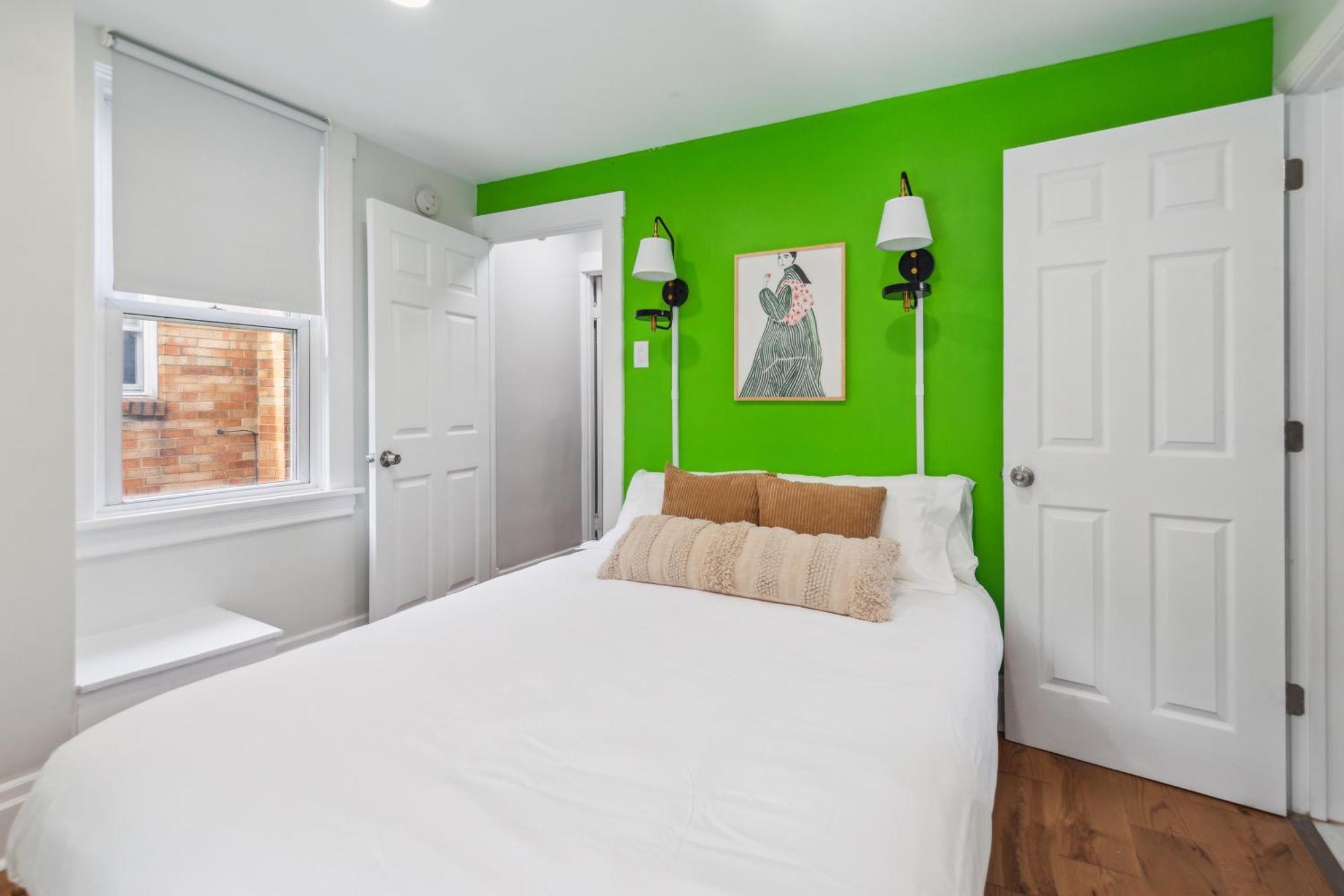 Charming Remodeled 3-br Near Attractions