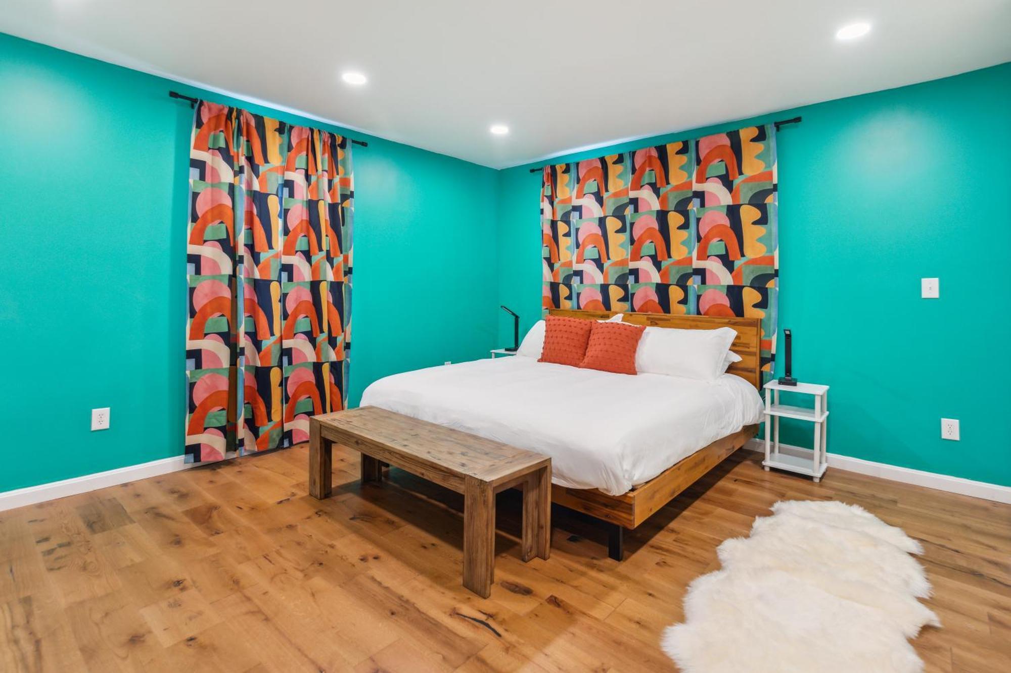 Charming Remodeled 3-br Near Attractions *