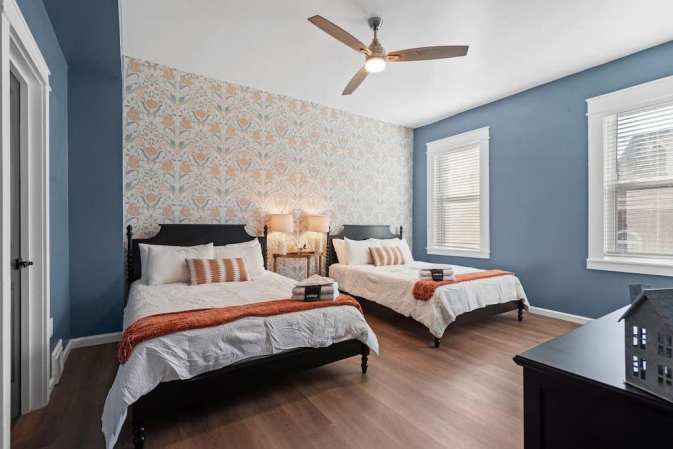 New! Stunning 4bd, Near Stadium, Hottub, Mini Golf * Pittsburgh