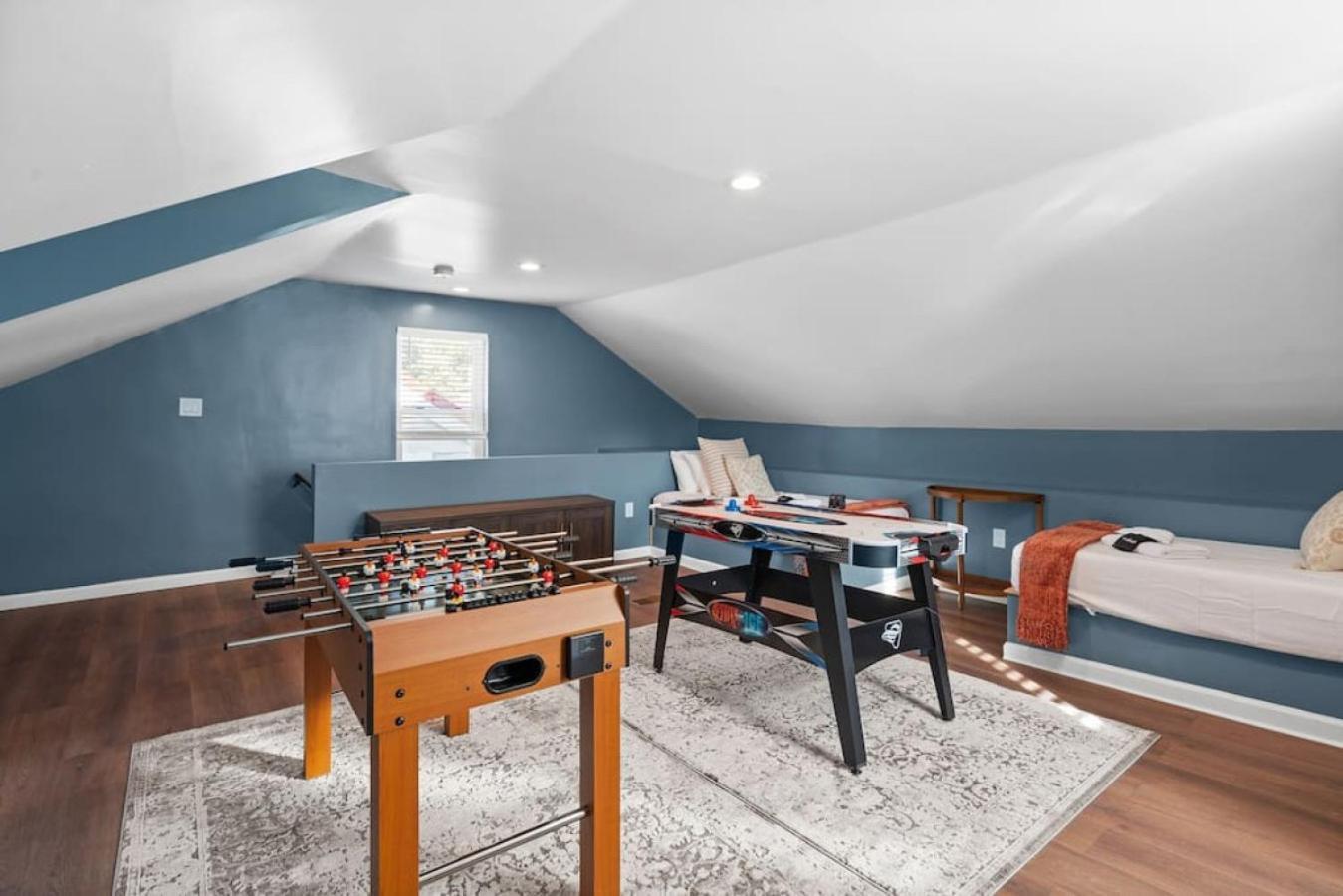 New! Stunning 4bd, Near Stadium, Hottub, Mini Golf Holiday home *