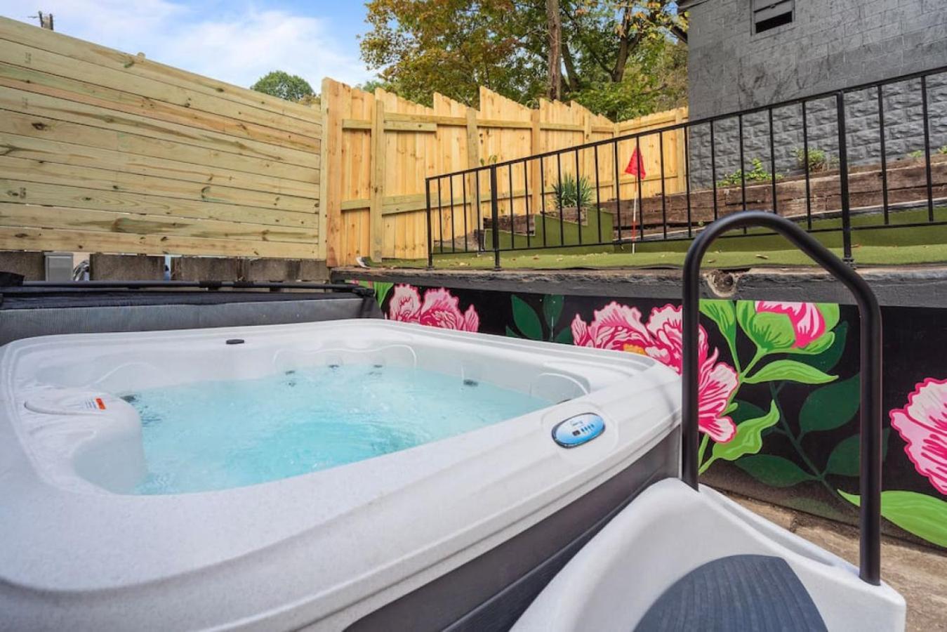 New! Stunning 4bd, Near Stadium, Hottub, Mini Golf Holiday home Pittsburgh