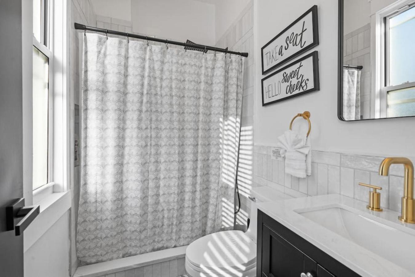 New! Stunning 4bd, Near Stadium, Hottub, Mini Golf