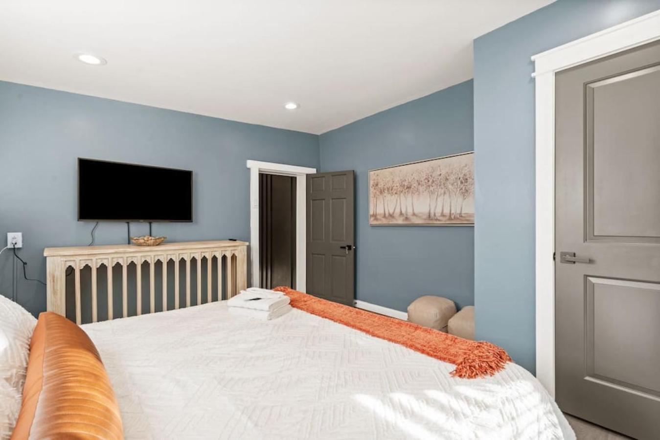 New! Stunning 4bd, Near Stadium, Hottub, Mini Golf Holiday home *