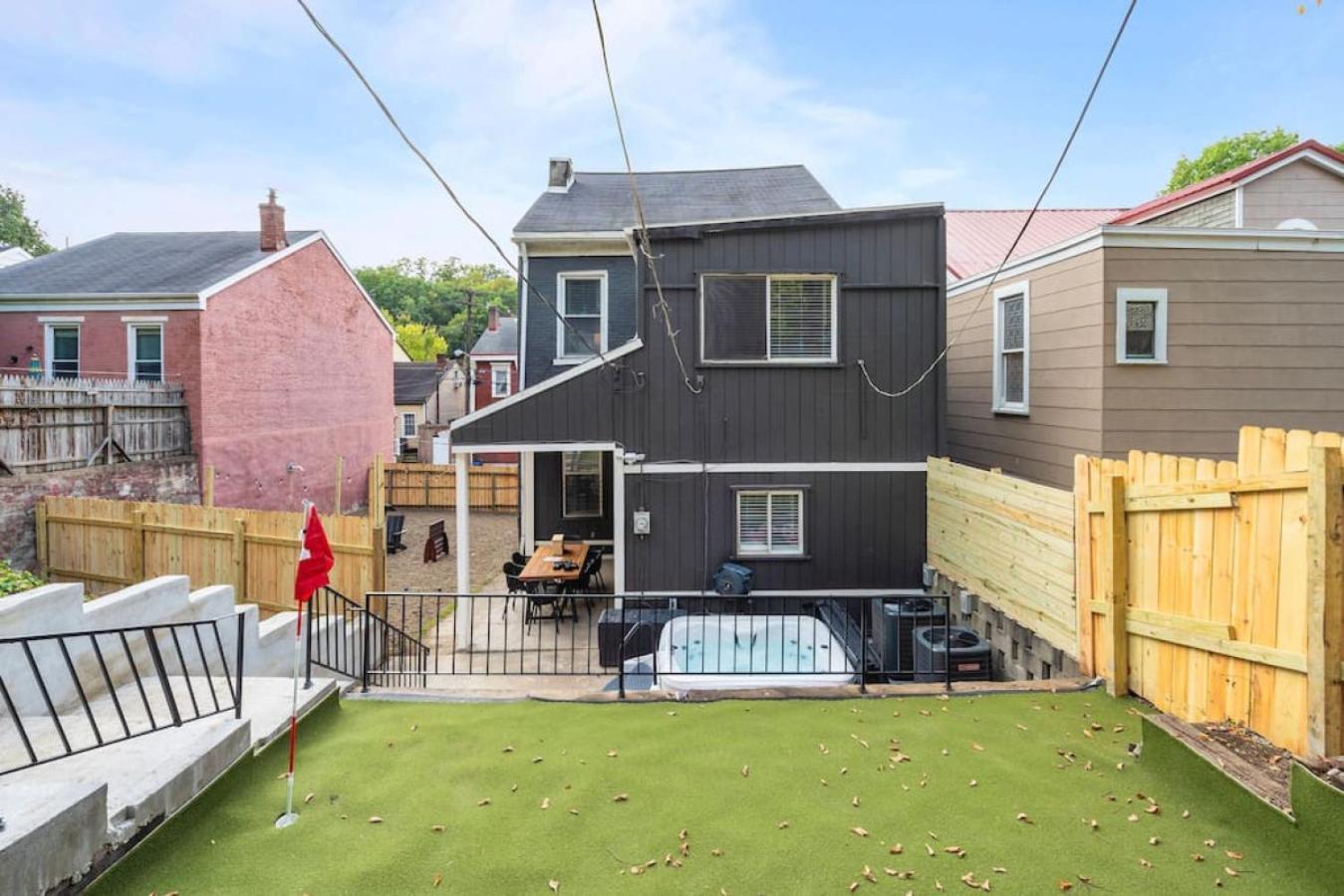 New! Stunning 4bd, Near Stadium, Hottub, Mini Golf * Pittsburgh