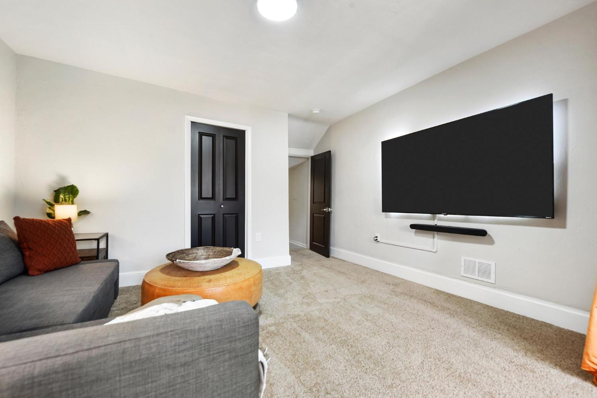 Hostwise - The Peralta - Brand New, Great Kitchen, Theater Holiday home Pittsburgh