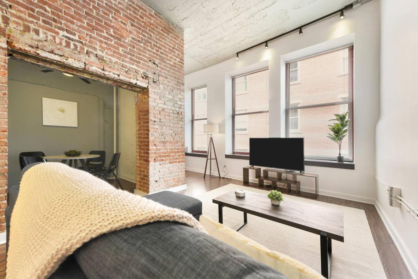 1 Bedroom Downtown Pittsburgh With Best Roof Top View *