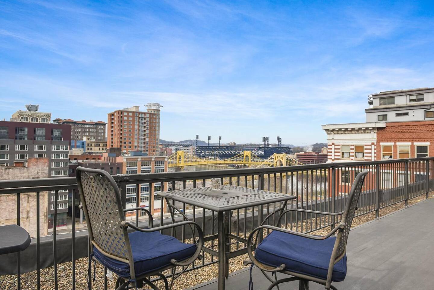 1 Bedroom Downtown Pittsburgh With Best Roof Top View