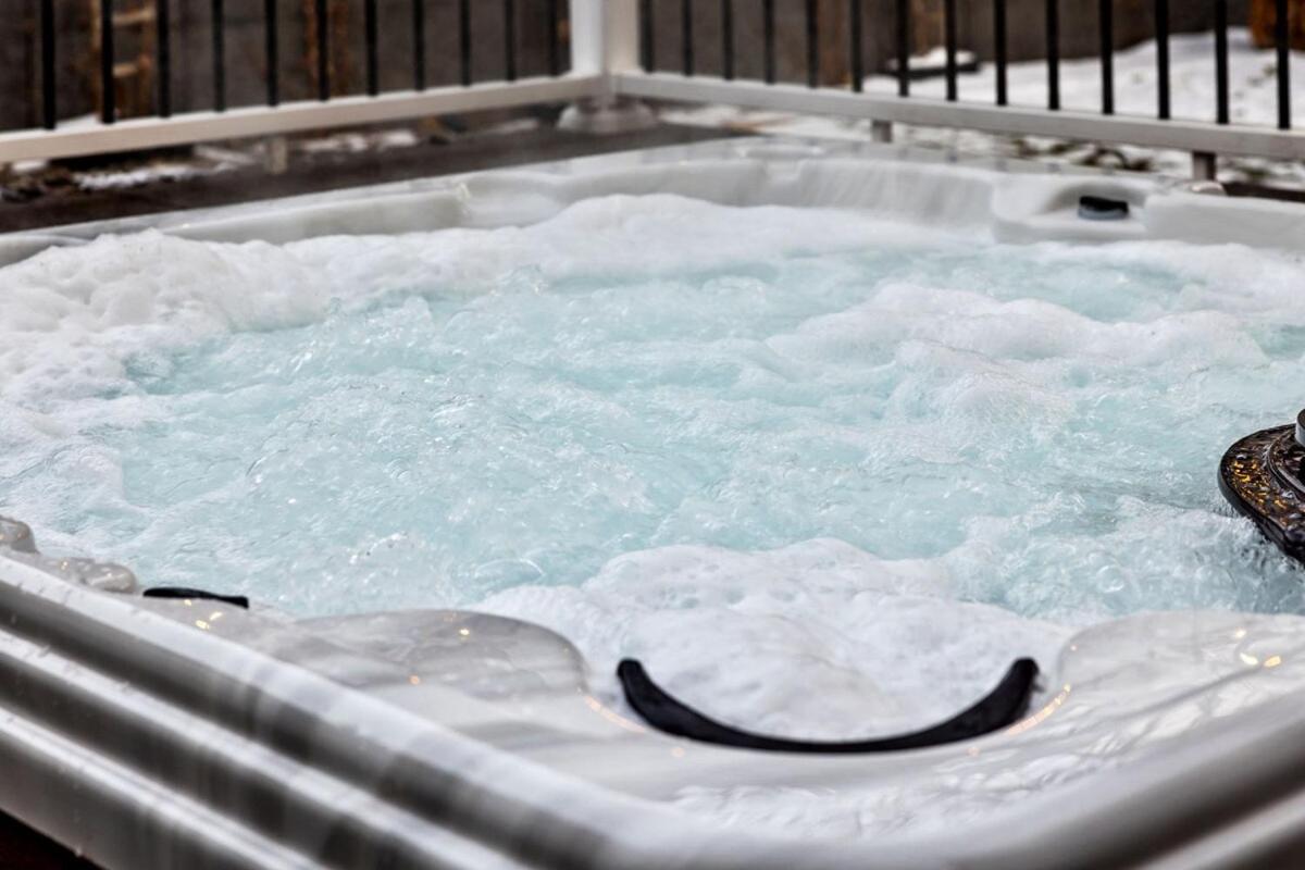 A Part Of History! Gated Yard, Hot Tub, 5 Br * Pittsburgh