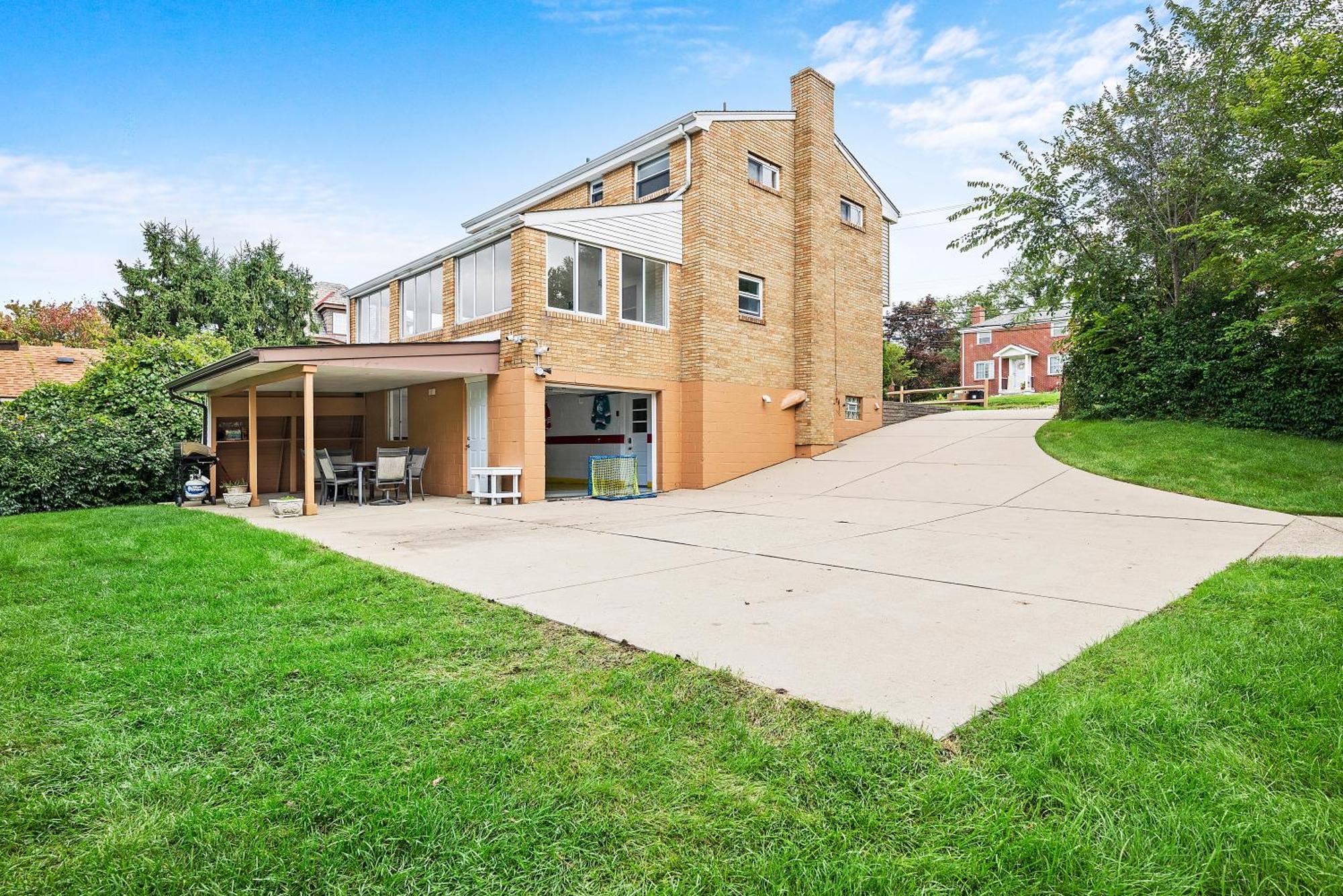 Modern And Spacious House