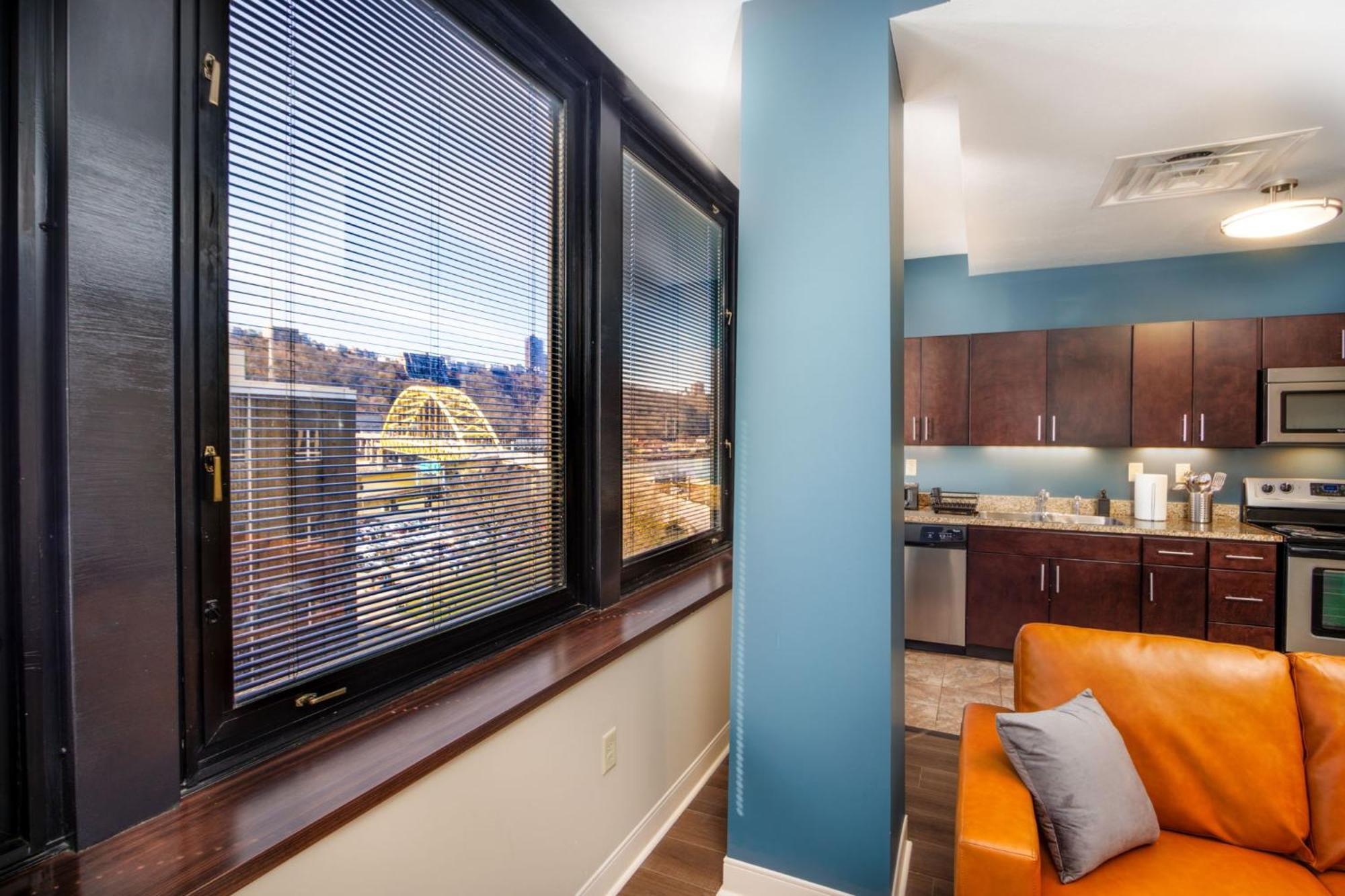 Cozy Chic Heart Of 24-7 Parking Gym Lounge Apartment Pittsburgh