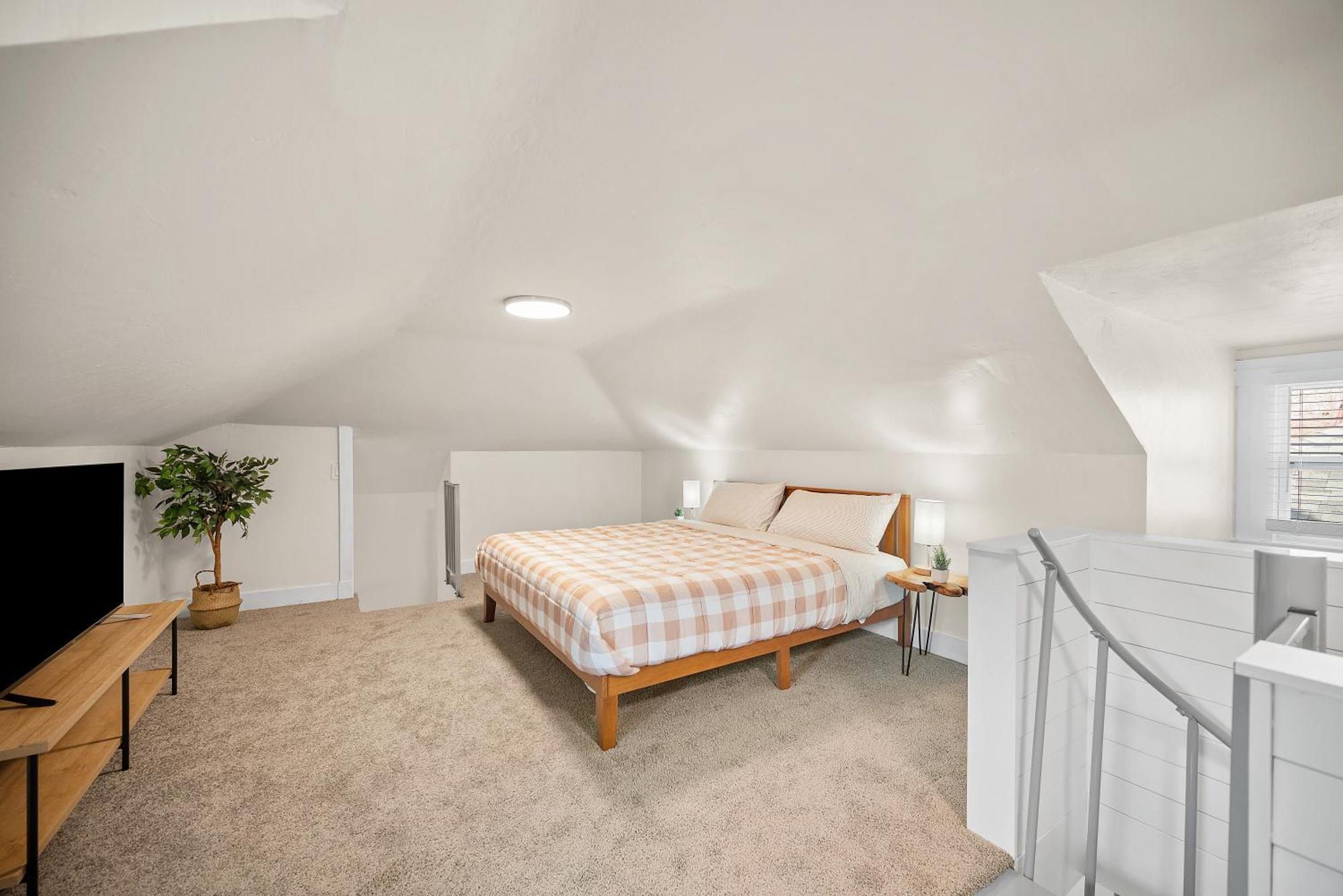 Unique Highland Park 2 Bdr Loft Sleeps 5 * Pittsburgh
