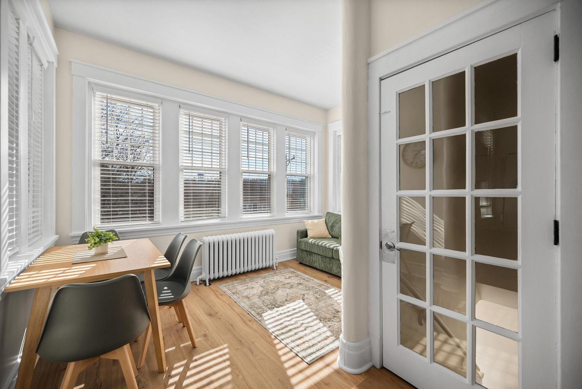 Charming With Sun Sleeps 4 Apartment Pittsburgh