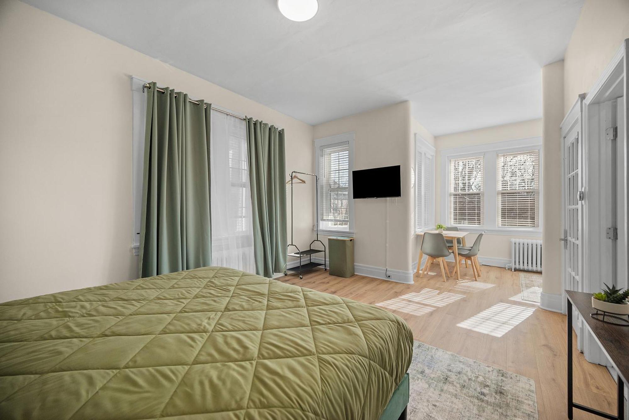 Apartment Charming With Sun Sleeps 4 Pittsburgh