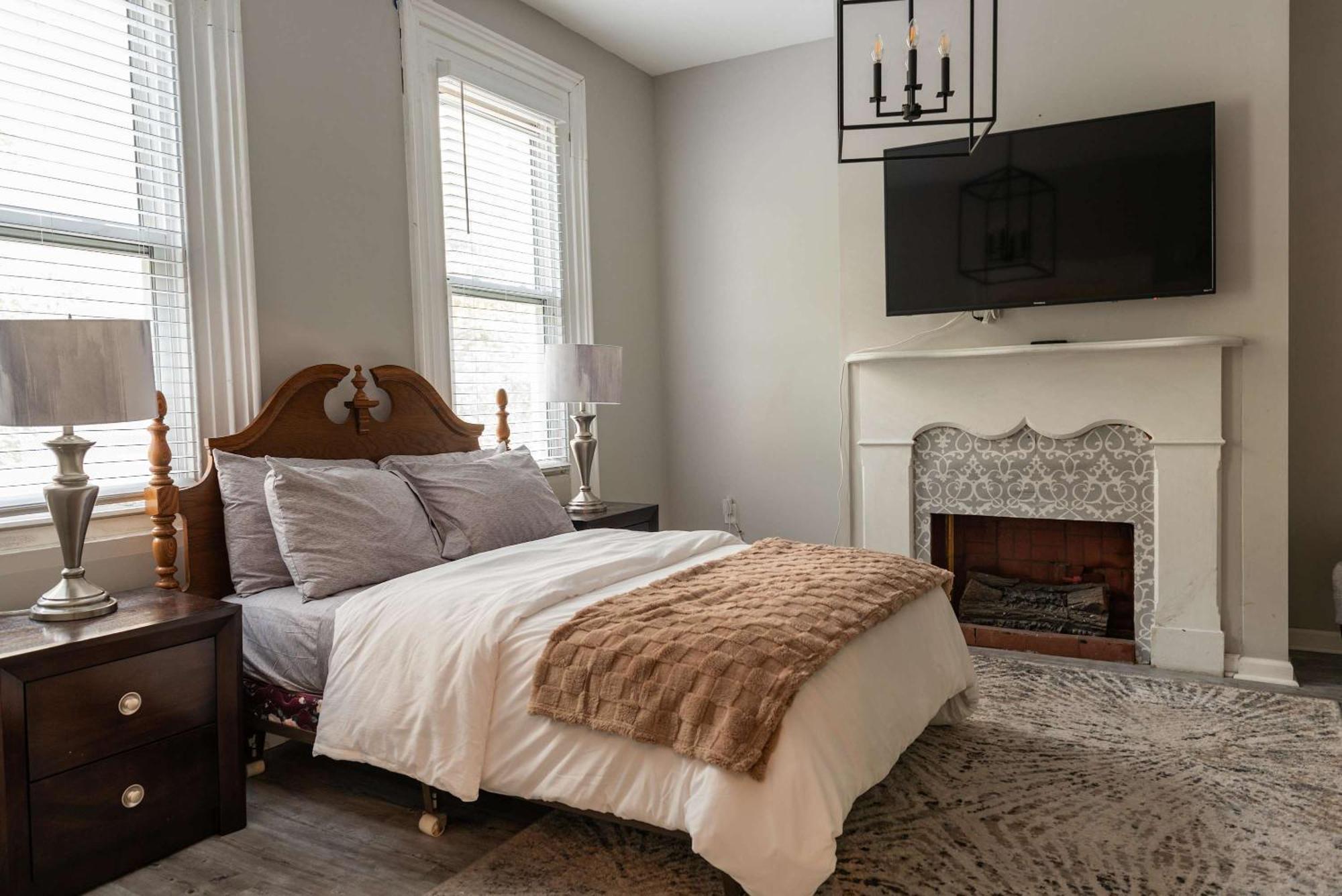 Beautiful 3-bed W Parking Near Agh