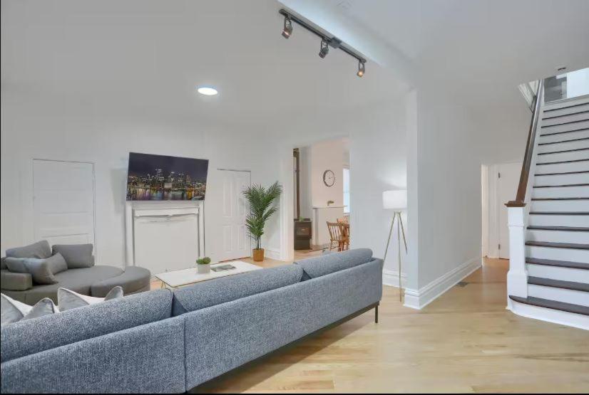 Modern &spacious 4bd House In With Parking *