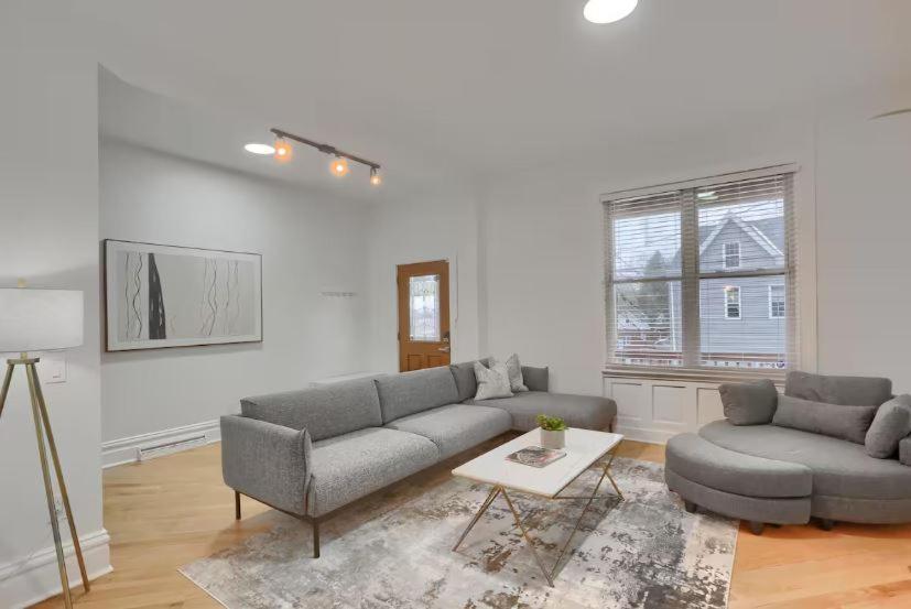 Modern &spacious 4bd House In With Parking