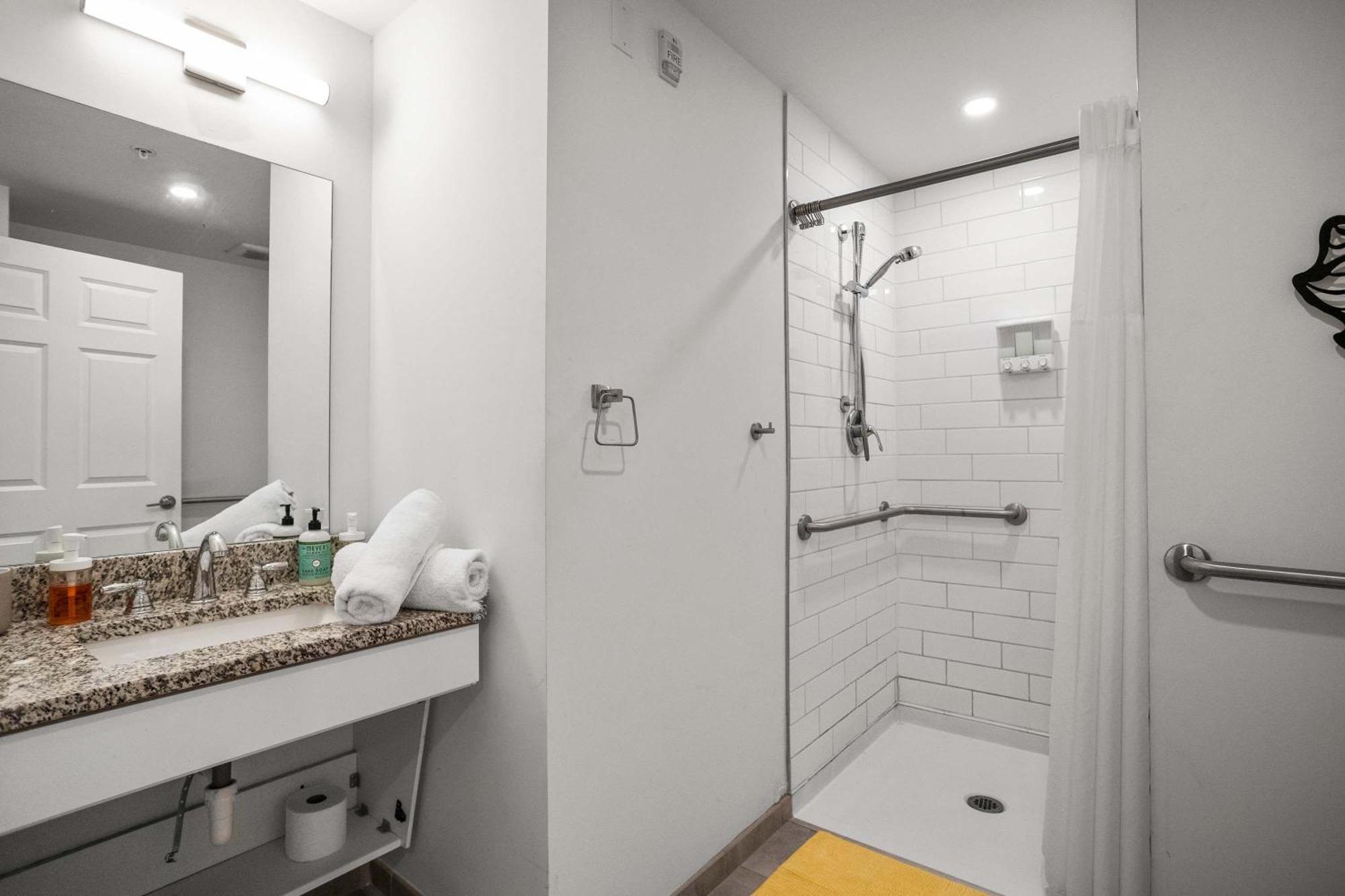 Apartment Cozysuites Stunning 1br In Downtown Pitts 1 *