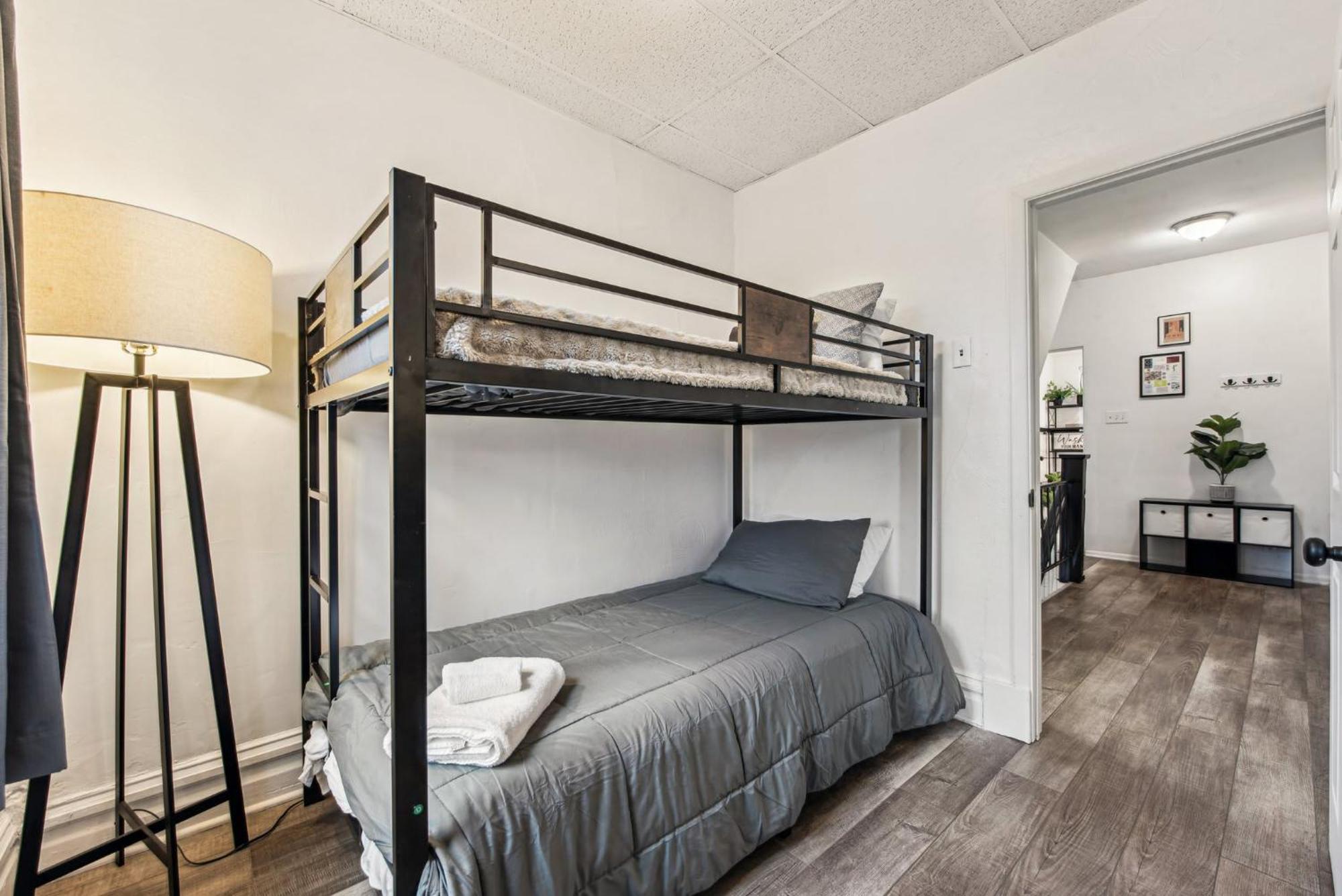 Modern Family Friendly 3 Bedroom Great Location * Pittsburgh