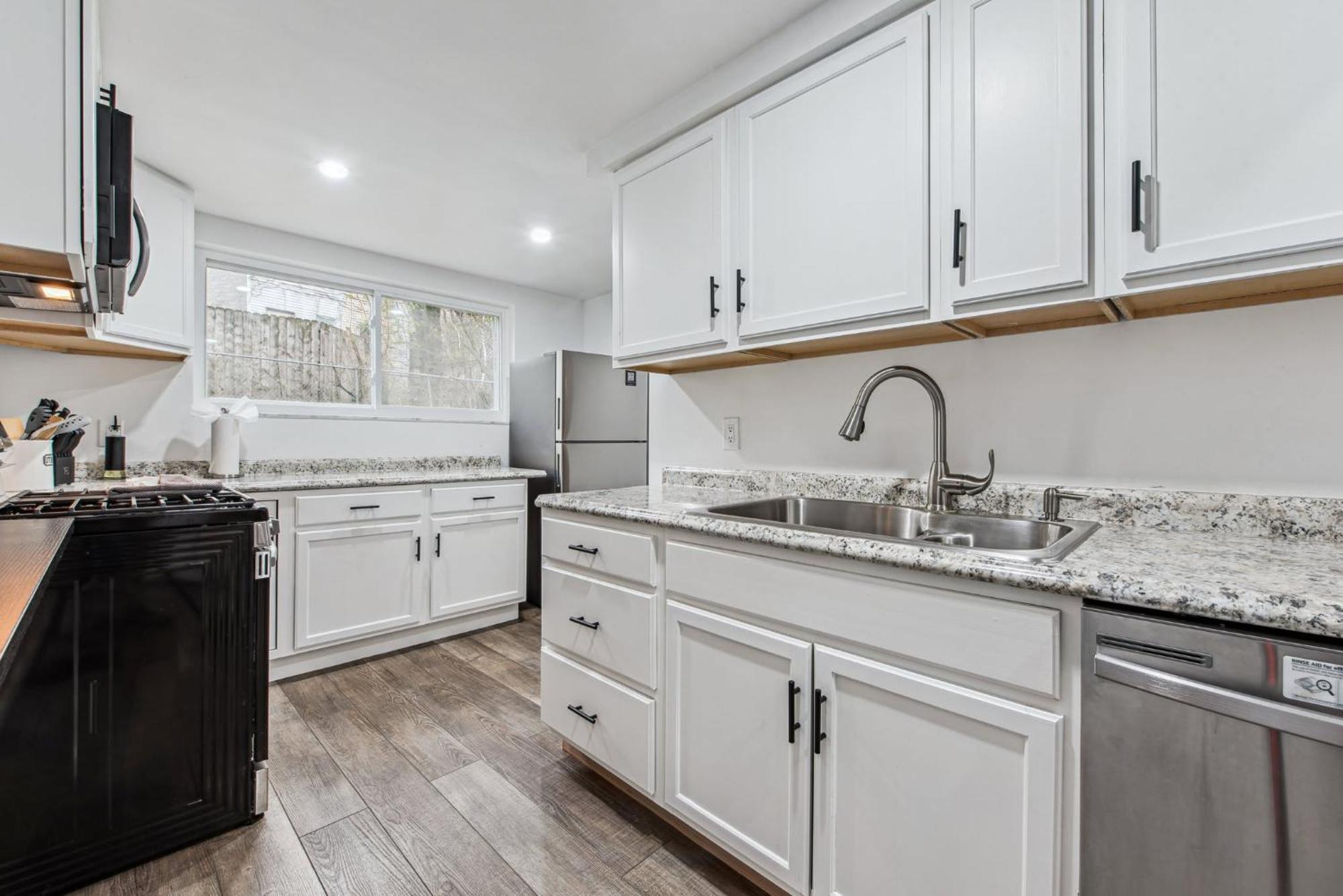 Modern Family Friendly 3 Bedroom Great Location *