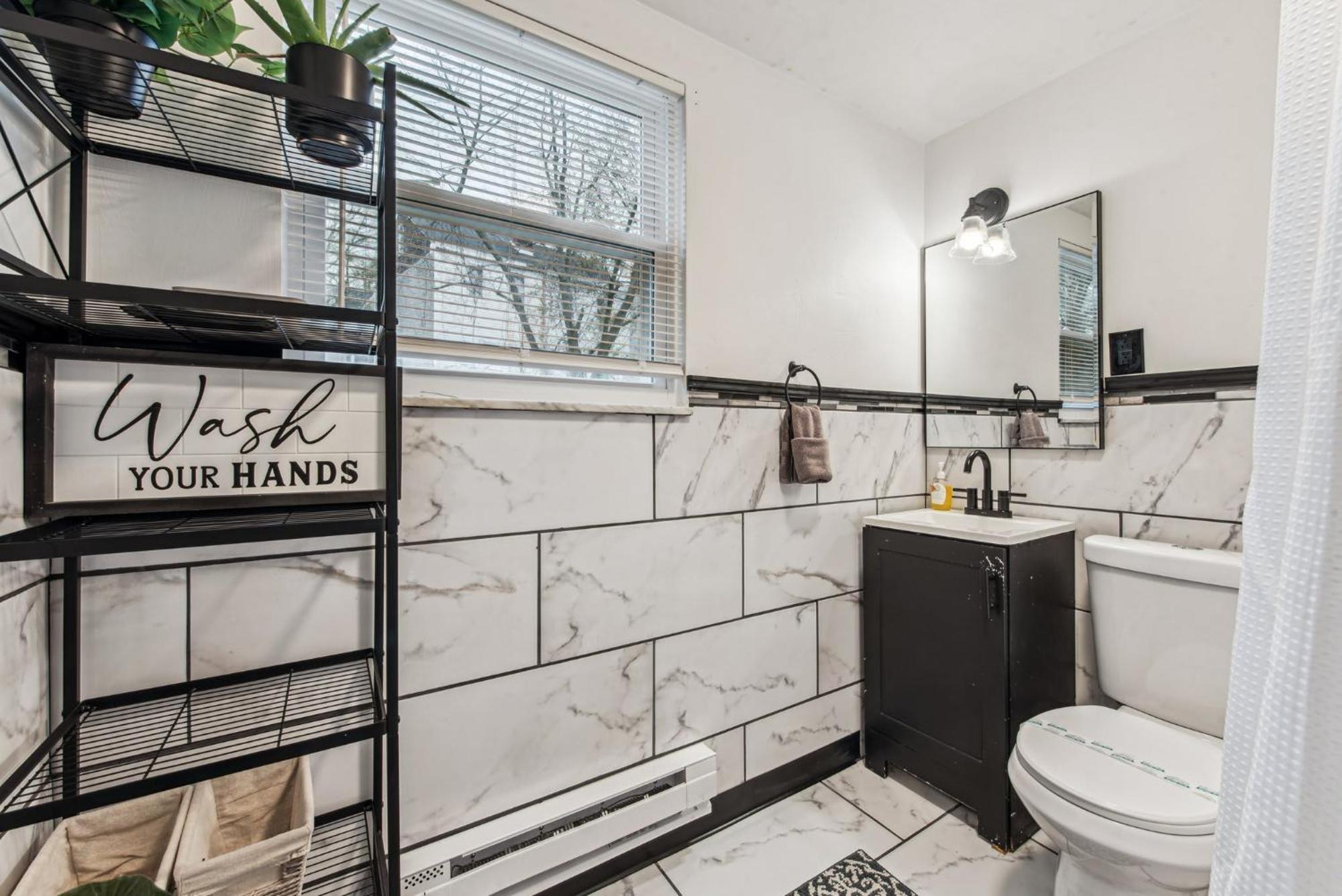 Modern Family Friendly 3 Bedroom Great Location *