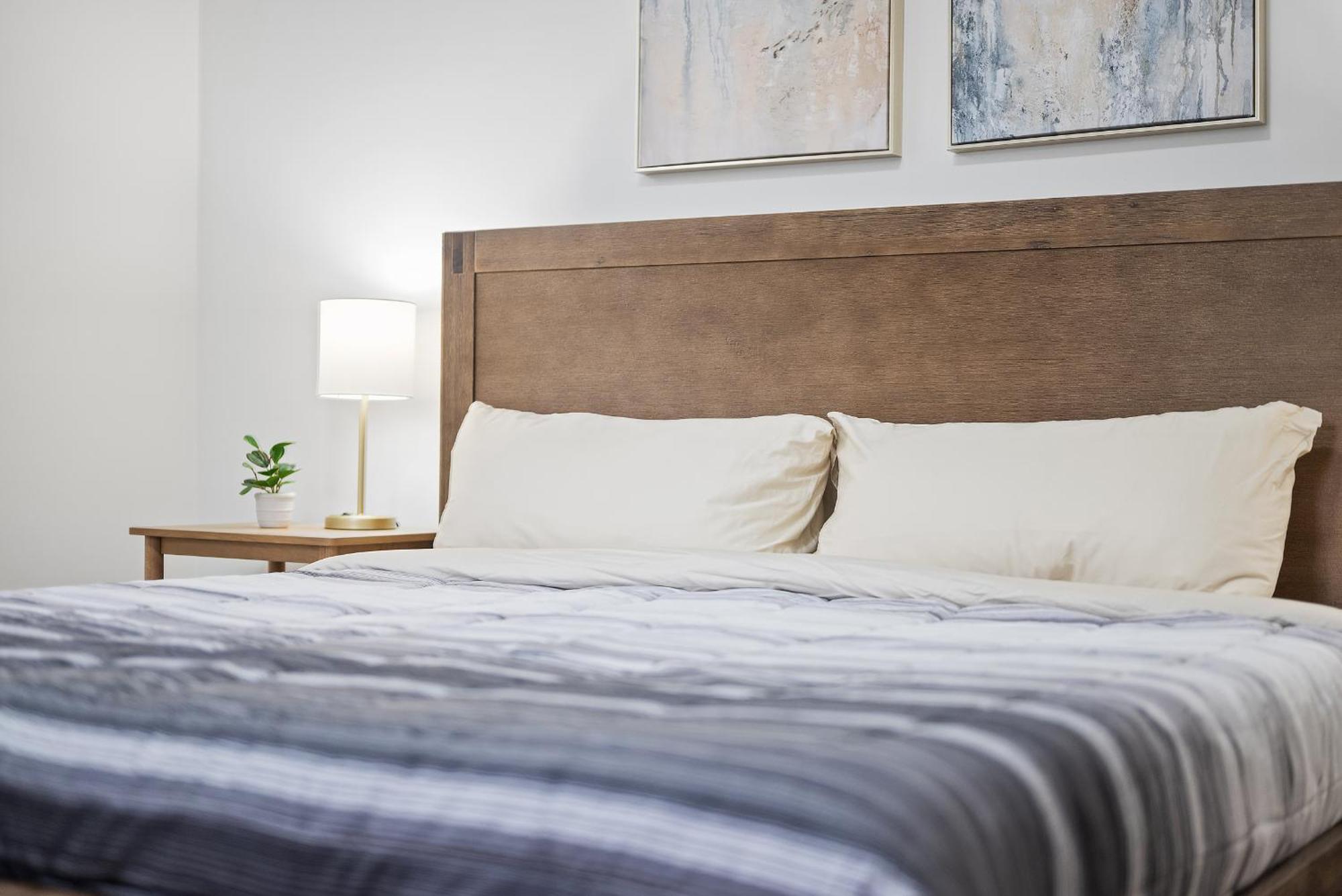 Shadyside, !e Modern And Bright Private Bedroom With Shared Bathroom Homestay *