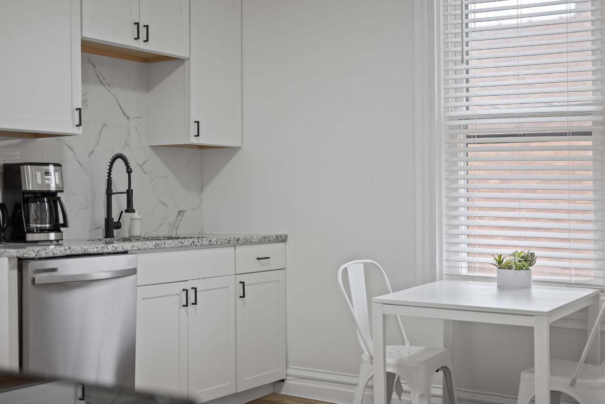 Homestay Shadyside, !g Modern And Bright Private Bedroom With Shared Bathroom