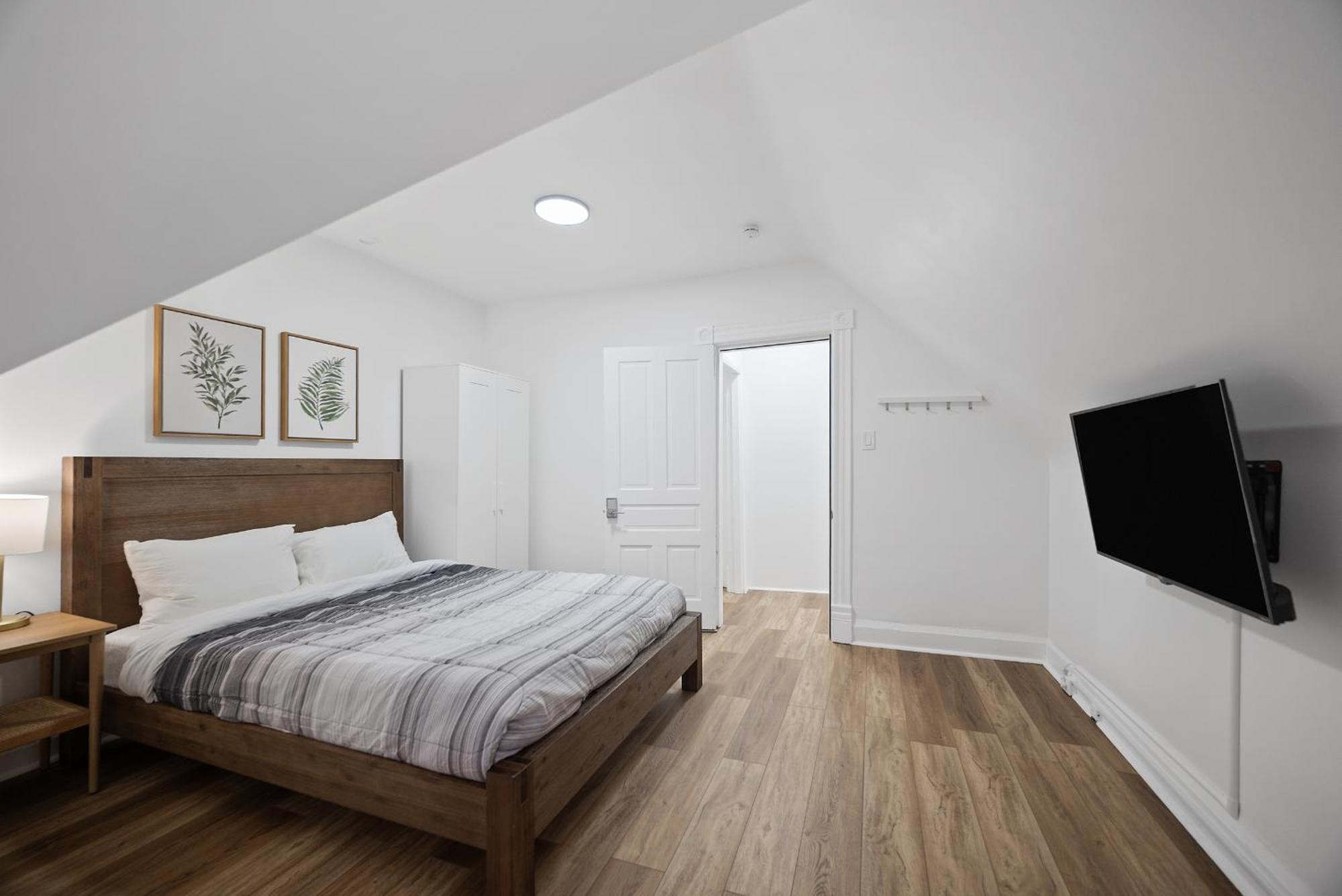 Shadyside, !g Modern And Bright Private Bedroom With Shared Bathroom Homestay *