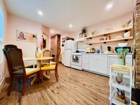 Eat-in Kitchen - Designer Chic - Steps From Agh Ferienhaus *