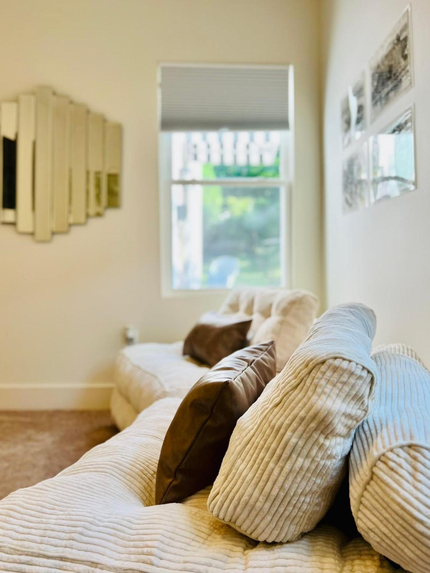 Eat-in Kitchen - Designer Chic - Steps From Agh *