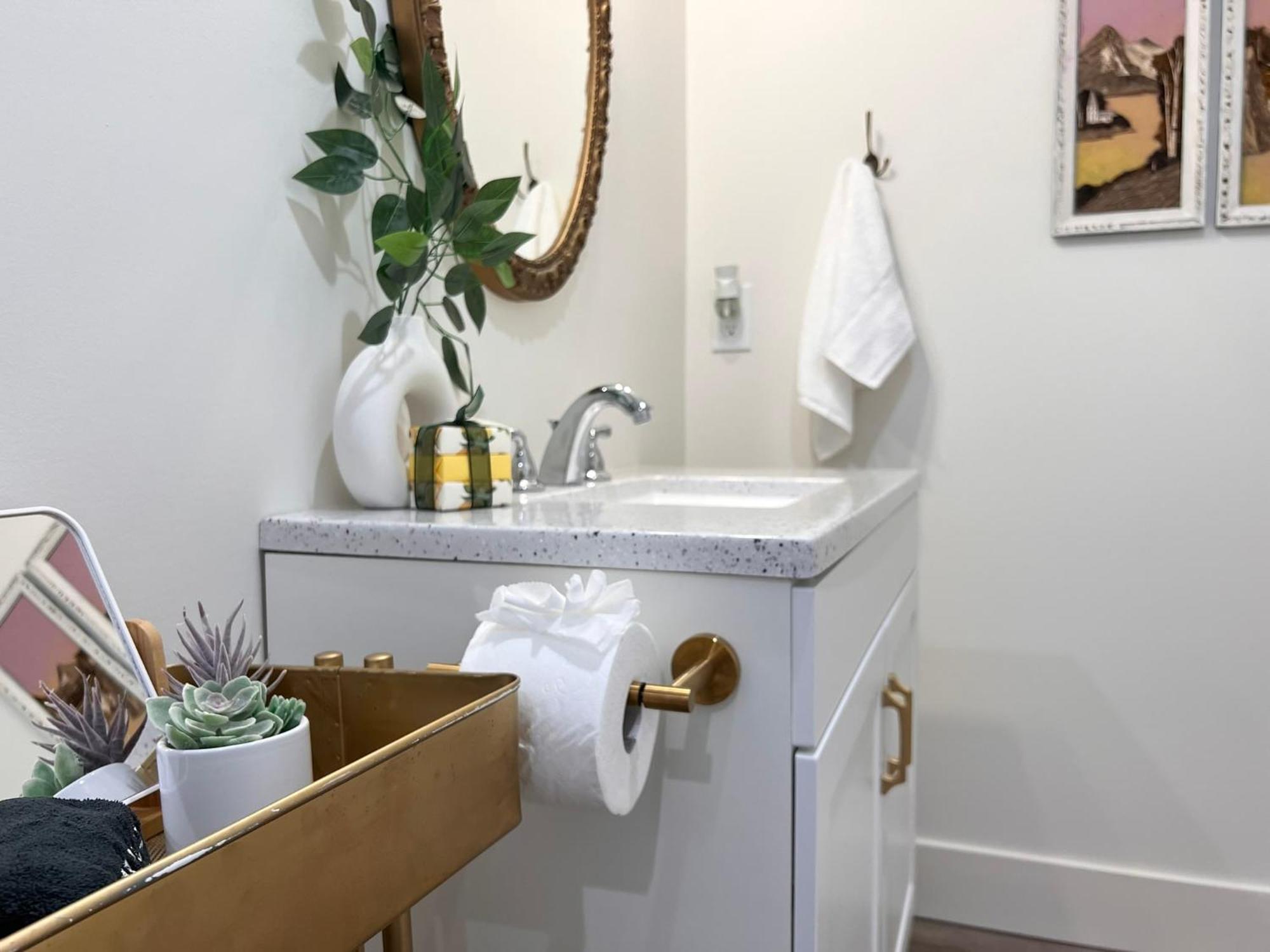 Eat-in Kitchen - Designer Chic - Steps From Agh