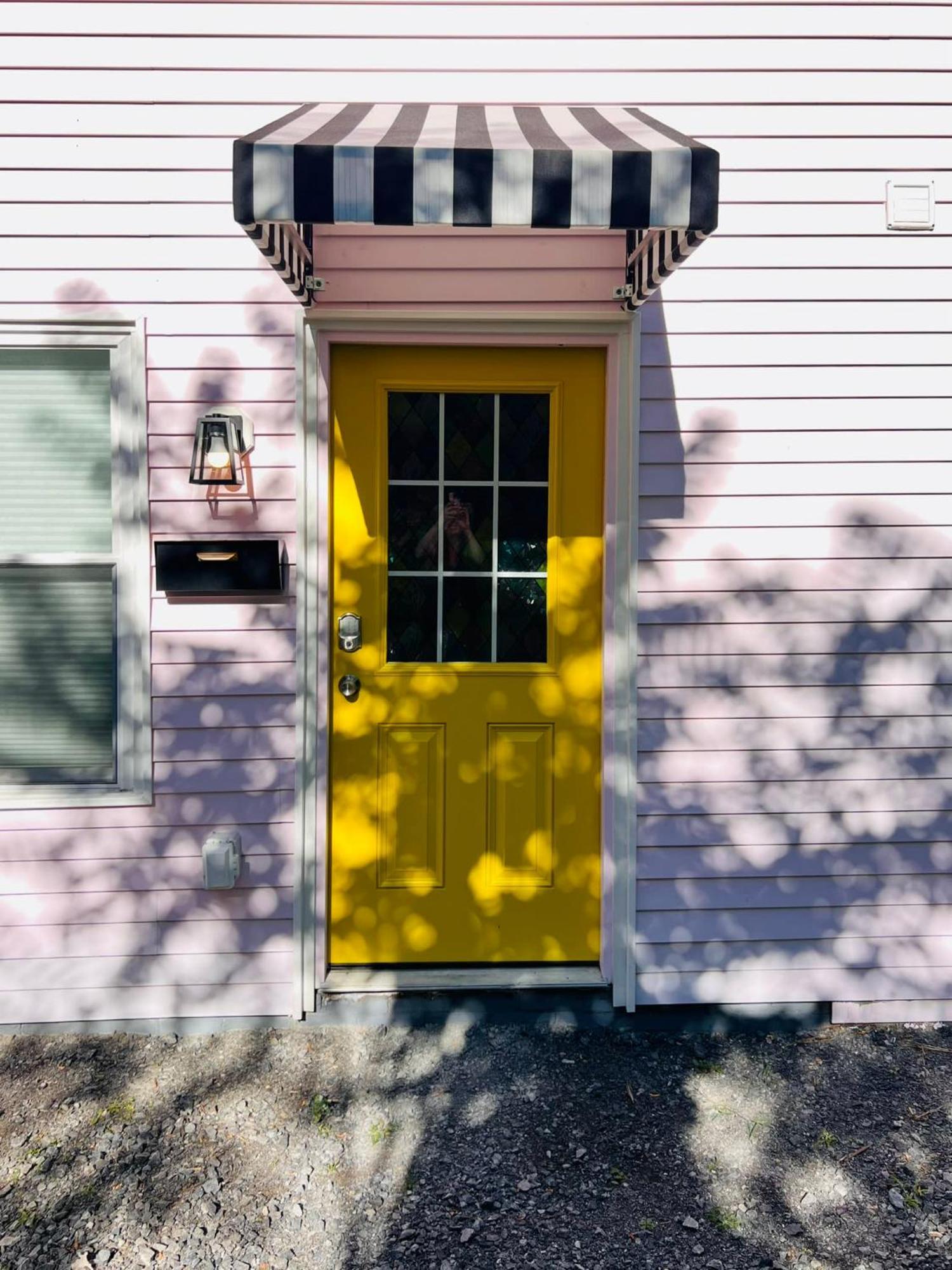 Eat-in Kitchen - Designer Chic - Steps From Agh