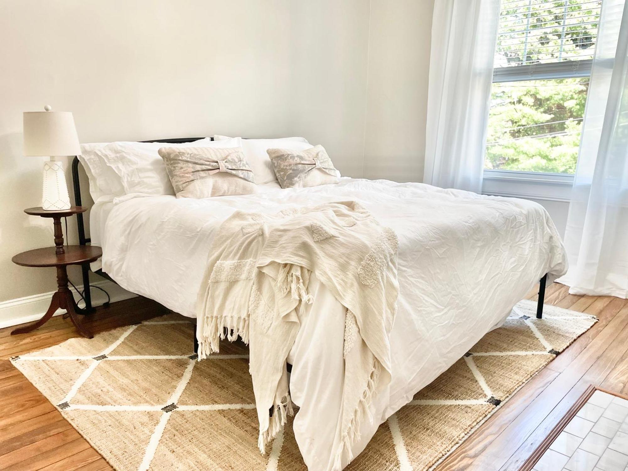 Whimsical, Restored 100-year-old Home, 3 King & 2 Queen Beds Holiday home