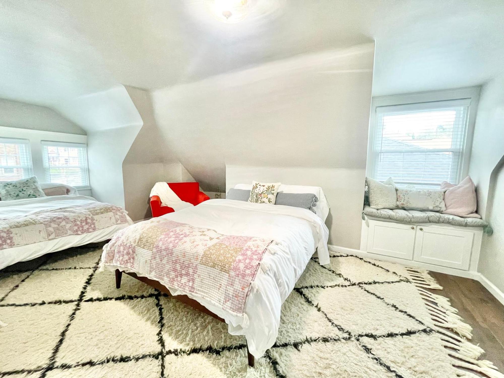Whimsical, Restored 100-year-old Home, 3 King & 2 Queen Beds