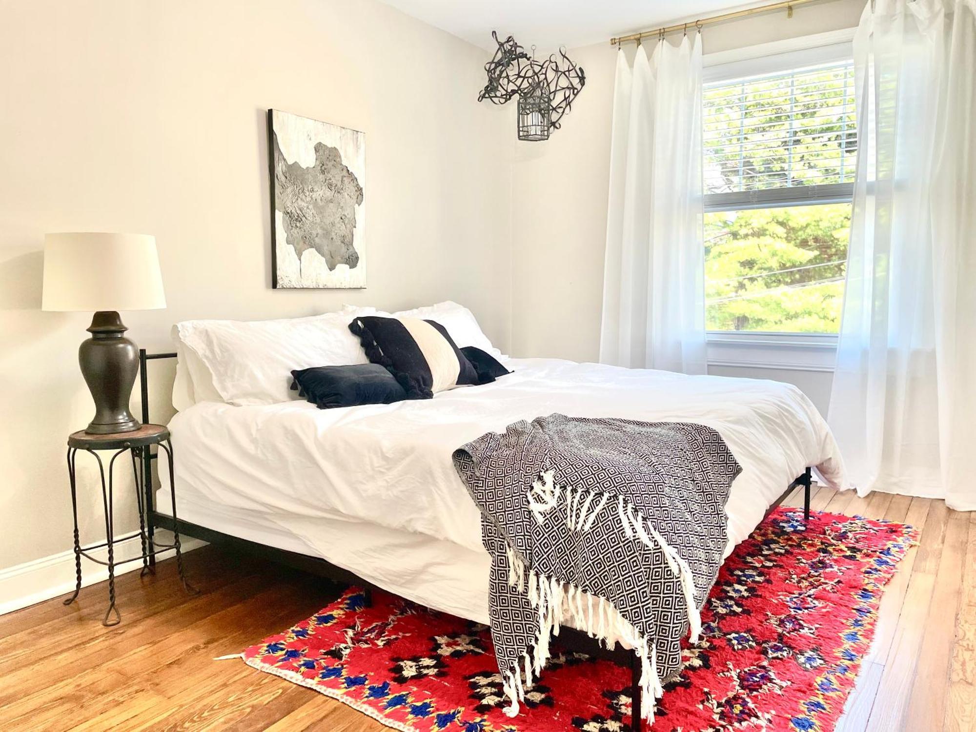 Holiday home Whimsical, Restored 100-year-old Home, 3 King & 2 Queen Beds *
