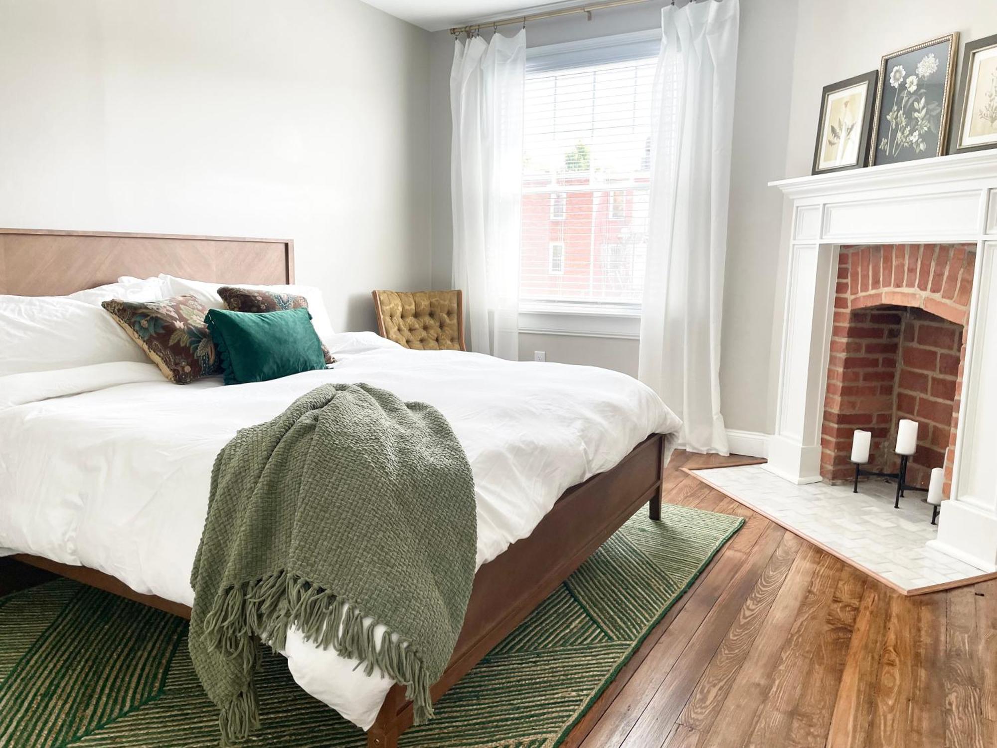Holiday home Whimsical, Restored 100-year-old Home, 3 King & 2 Queen Beds