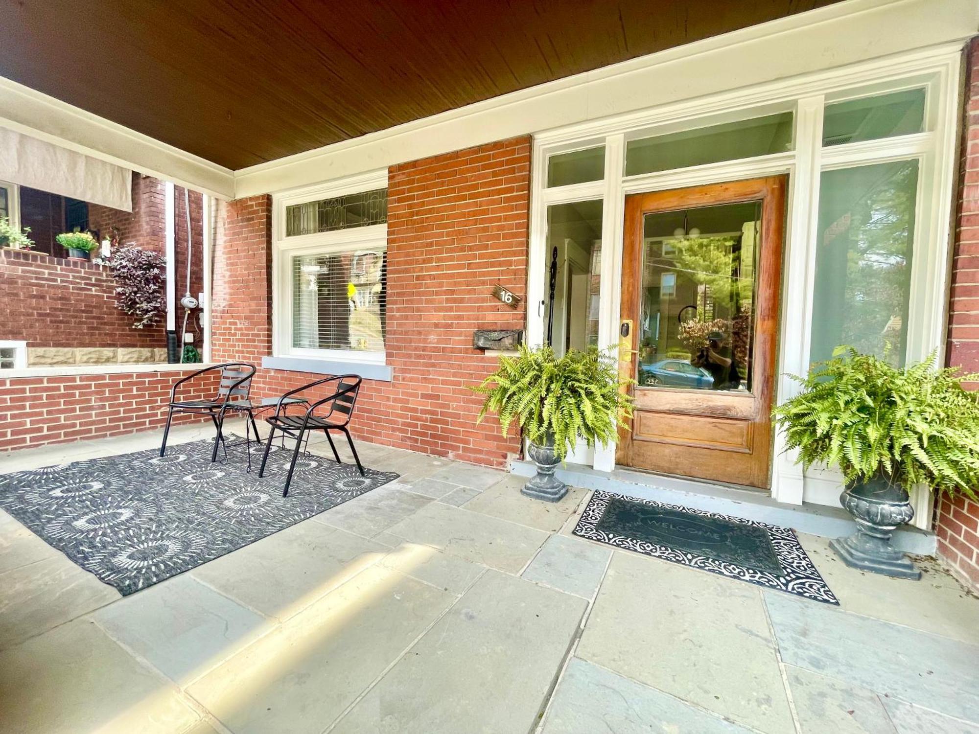 Holiday home Whimsical, Restored 100-year-old Home, 3 King & 2 Queen Beds *