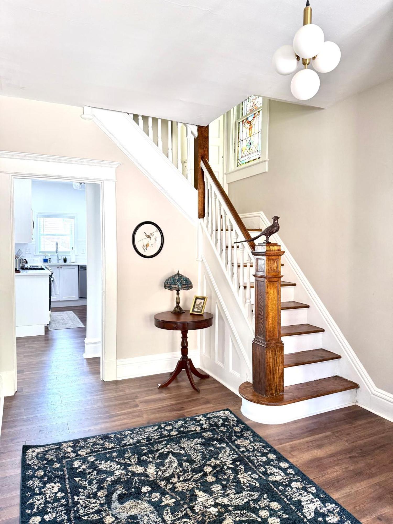 Holiday home Whimsical, Restored 100-year-old Home, 3 King & 2 Queen Beds *