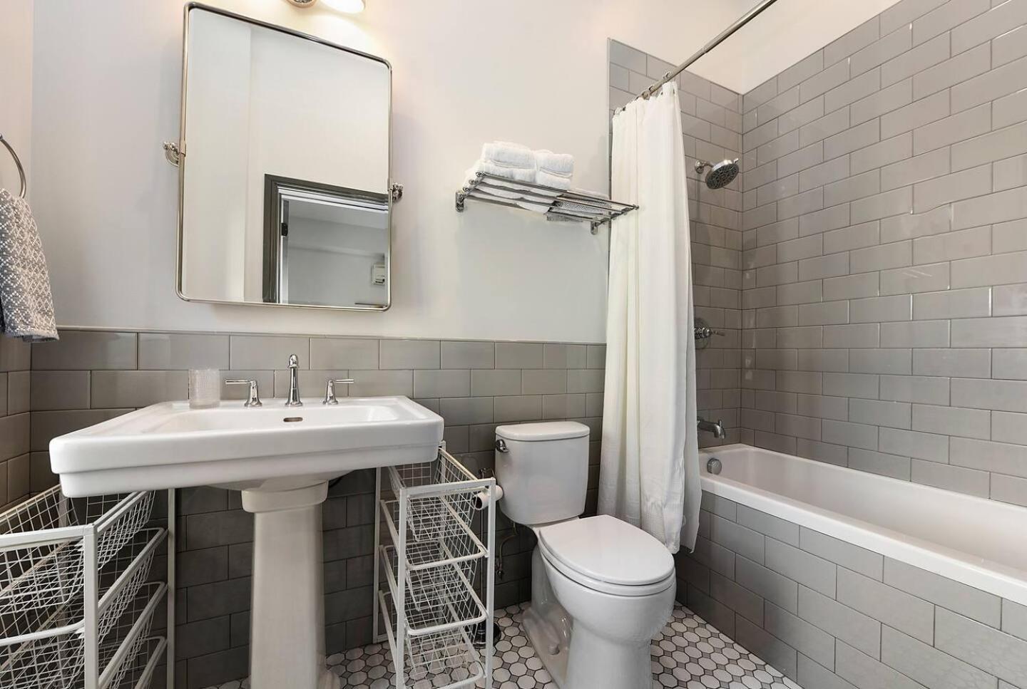 Apartment Remodeled 2br Downtown Near Dlcc *