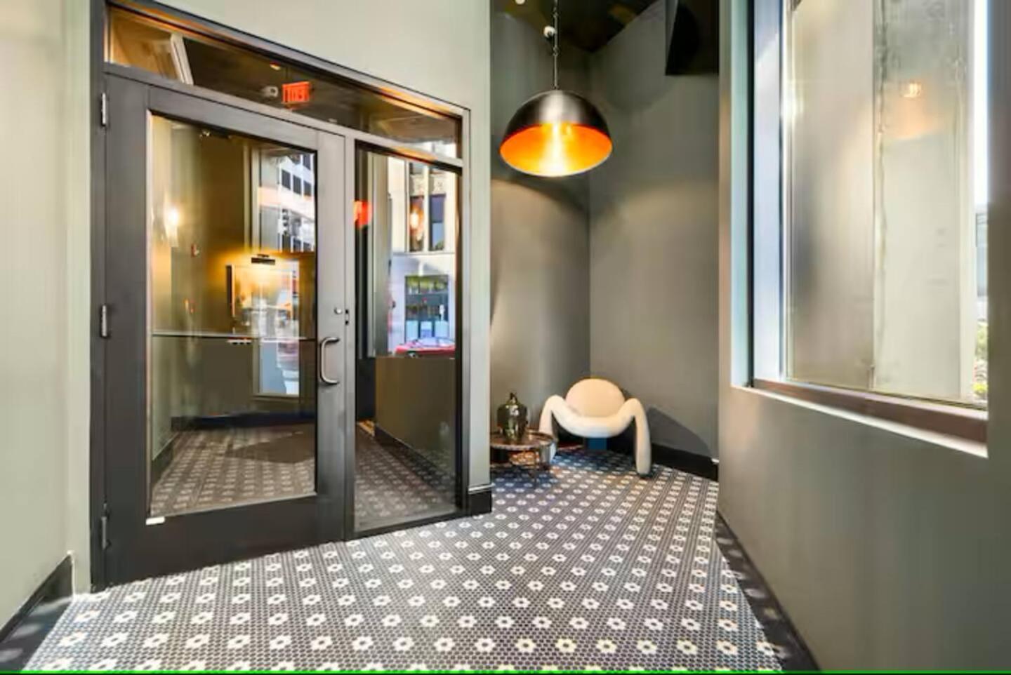 Apartment Remodeled 2br Downtown Near Dlcc *