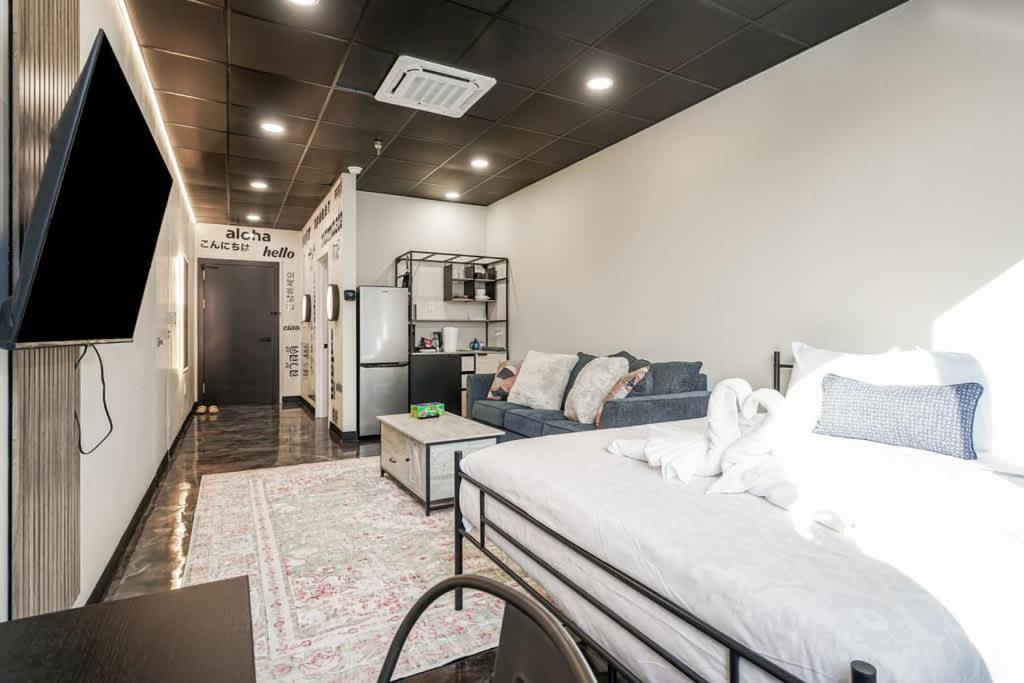 New Loft 5 Min To Ppg Or Convention Center Sleeps 4 Aparthotel Pittsburgh