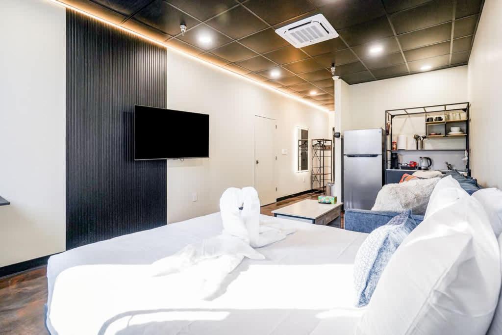 New Loft 3 Min To Local Hospitals Sleeps 4 *