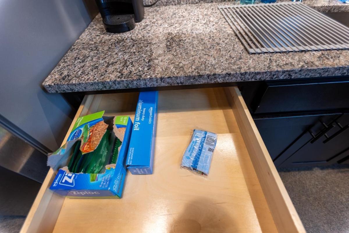 Apartment Steps 2 Everything! - King Bed - Amazing Roof And Gym Pittsburgh