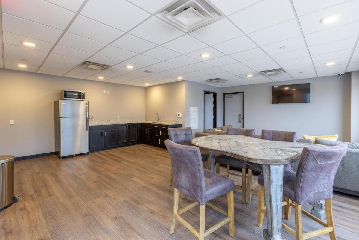 Steps 2 Everything! - King Bed - Amazing Roof And Gym *