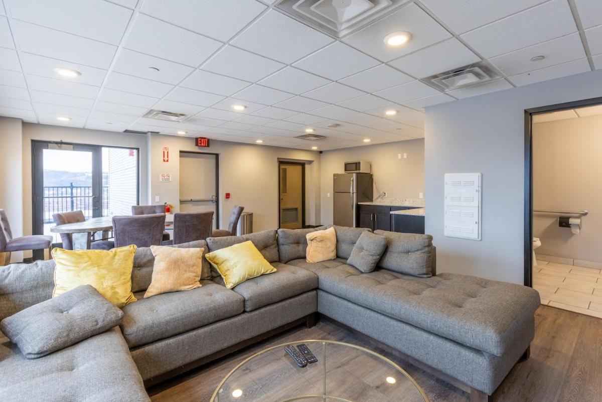 Steps 2 Everything! - King Bed - Amazing Roof And Gym Apartment Pittsburgh