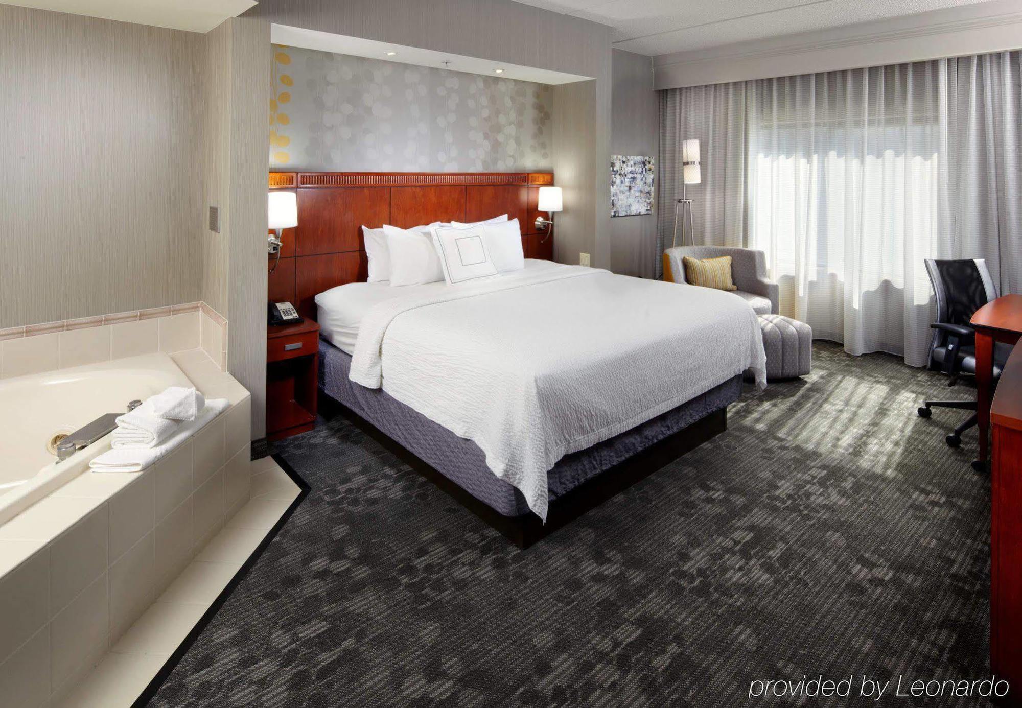 Courtyard Shadyside Hotel 3*