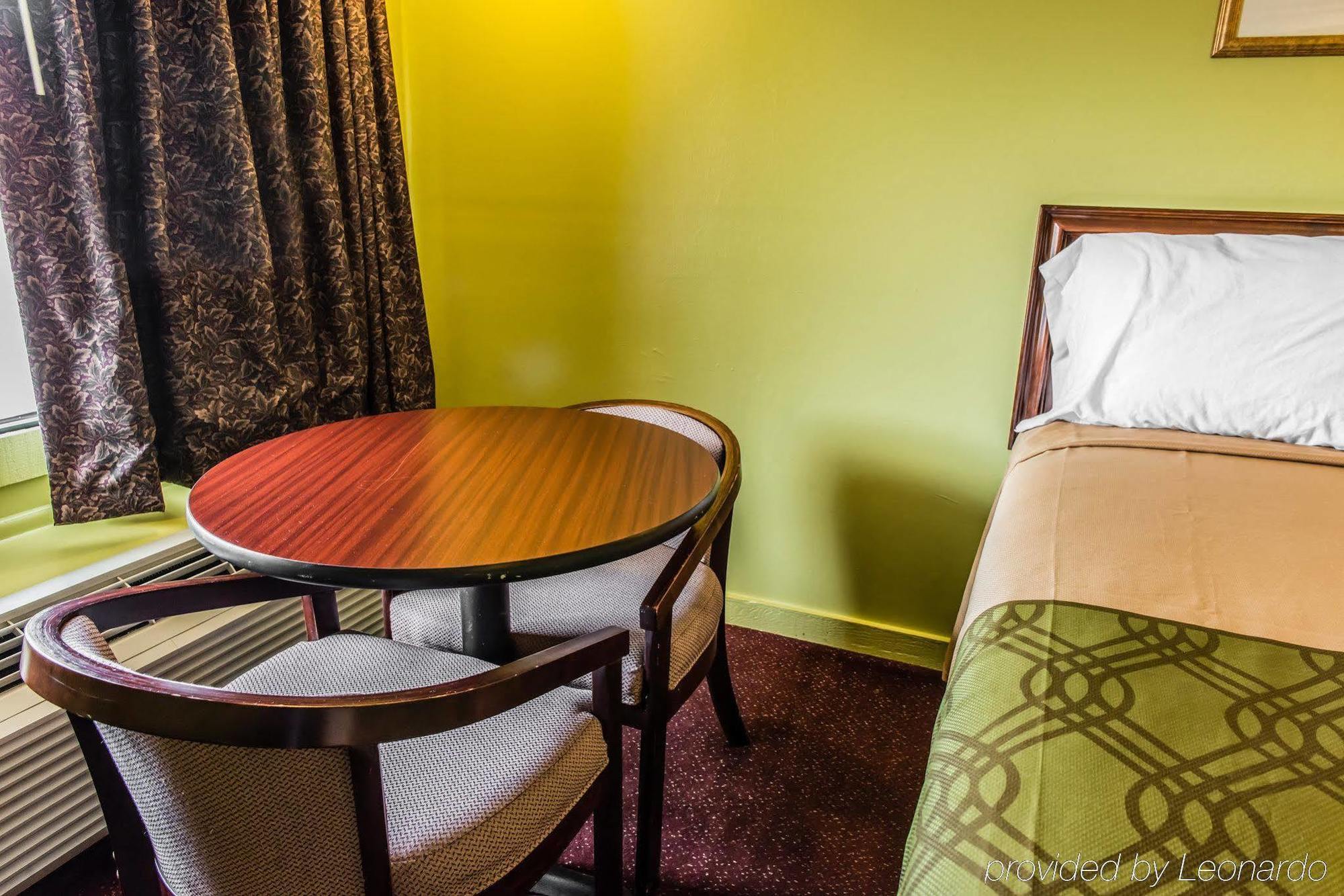 Lodge Econo I-79 *