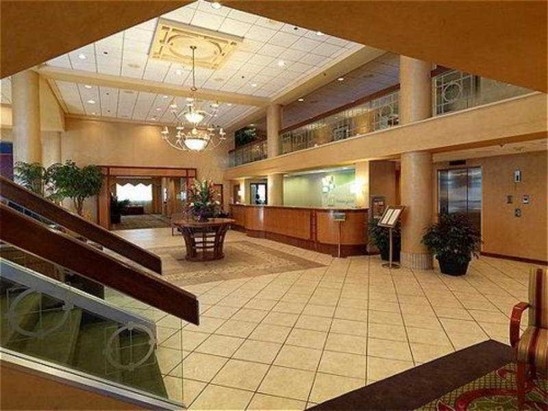 Courtyard By Marriott Center Hotel