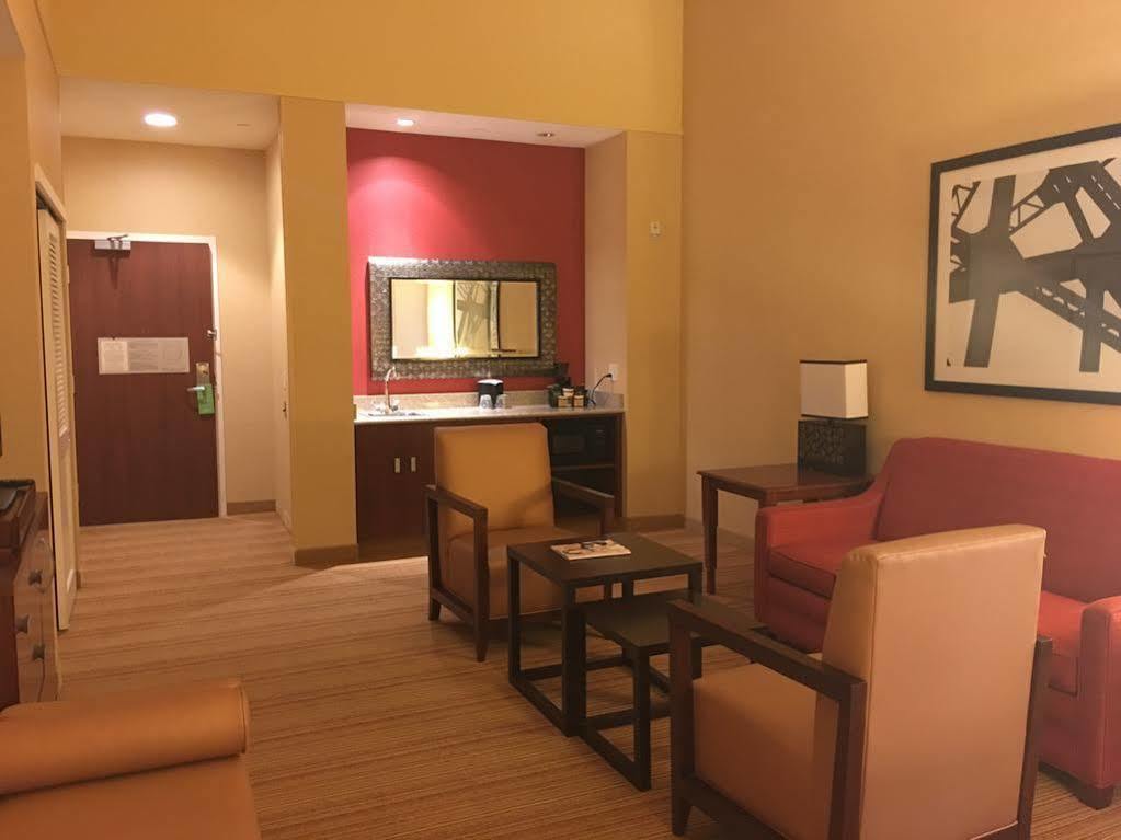 Courtyard By Marriott Downtown Hotel